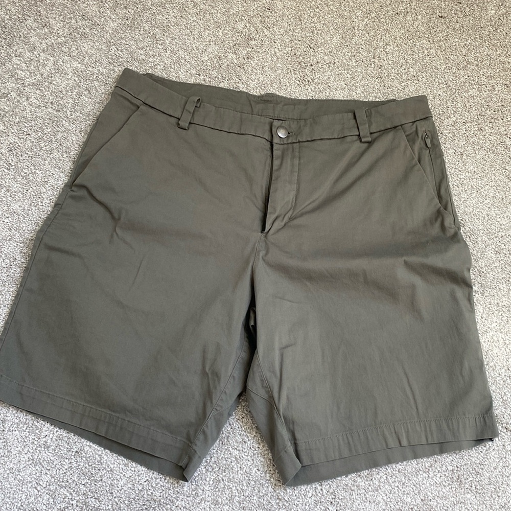 Men’s Lululemon Commission shorts 34 waist 9 inseam